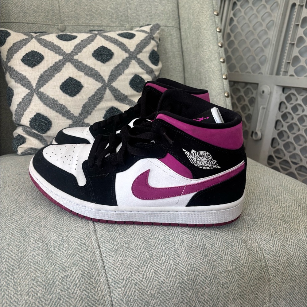 Nike' Black and Pink Sneakers